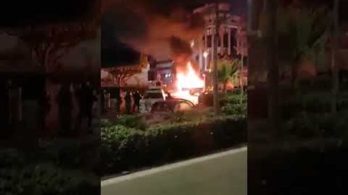 Έβαλαν φωτιά σε αστυνομικό όχημα κατά τη διάρκεια διαμαρτυρίας