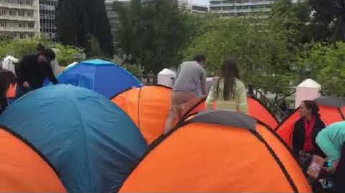 Τα μαζεύουν οι μετανάστες από το Σύνταγμα