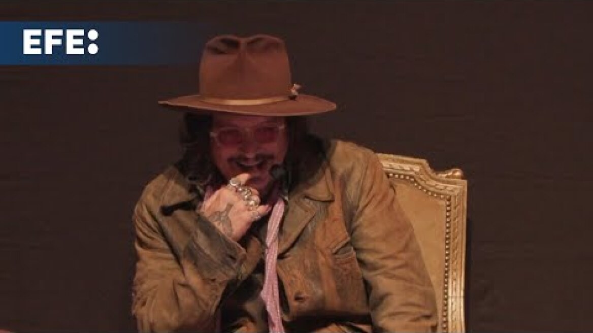 Johnny Depp se da un baño de masas y ofrece una clase magistral en la ciudad argentina de La Plata