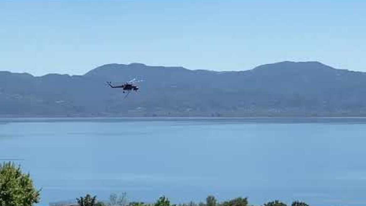 Φωτιά στον Δρυμώνα Θερμου: Ελικόπτερο παίρνει νερό από την Τριχωνίδα