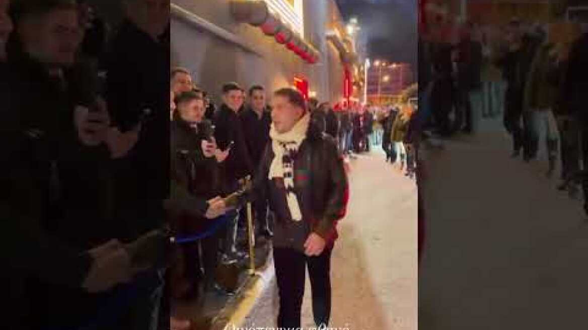 Ο Γιώργος Μαζωνάκης κέρασε σφηνάκια το κοινό του