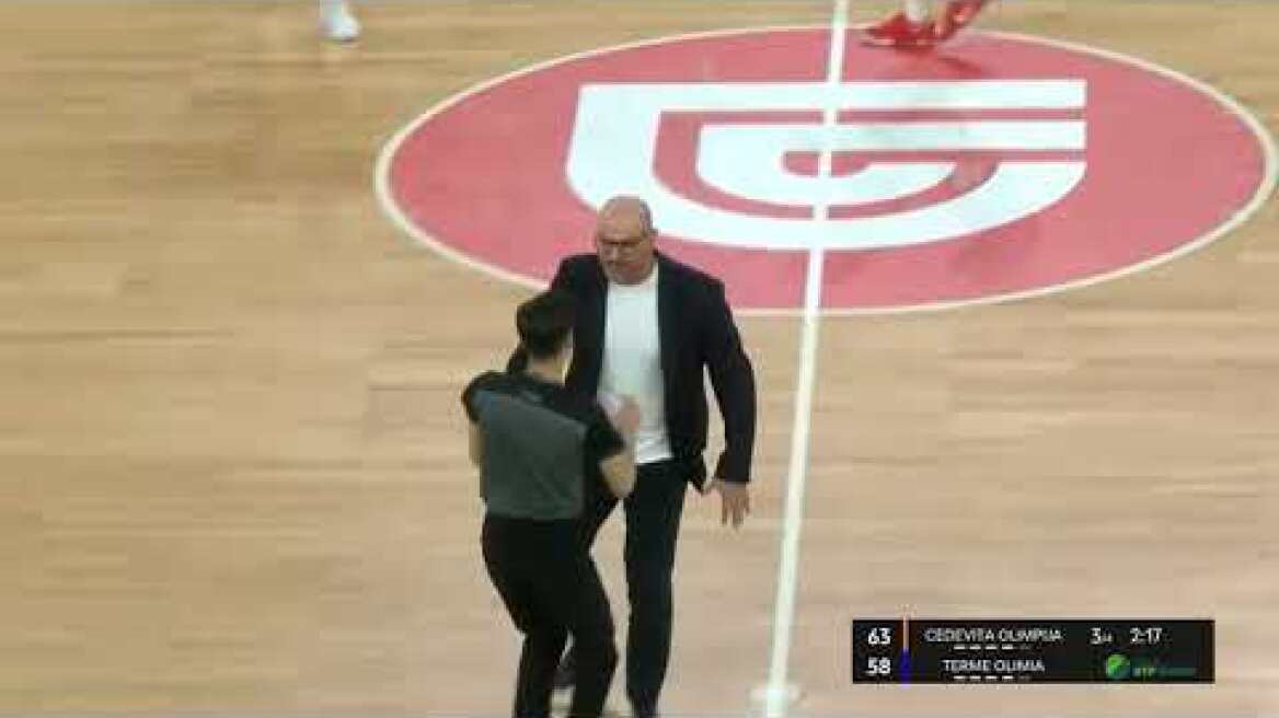Coach LOST HIS MIND! Zvezdan Mitrovic from Cedevita Olimpija goes into court directly to referee!