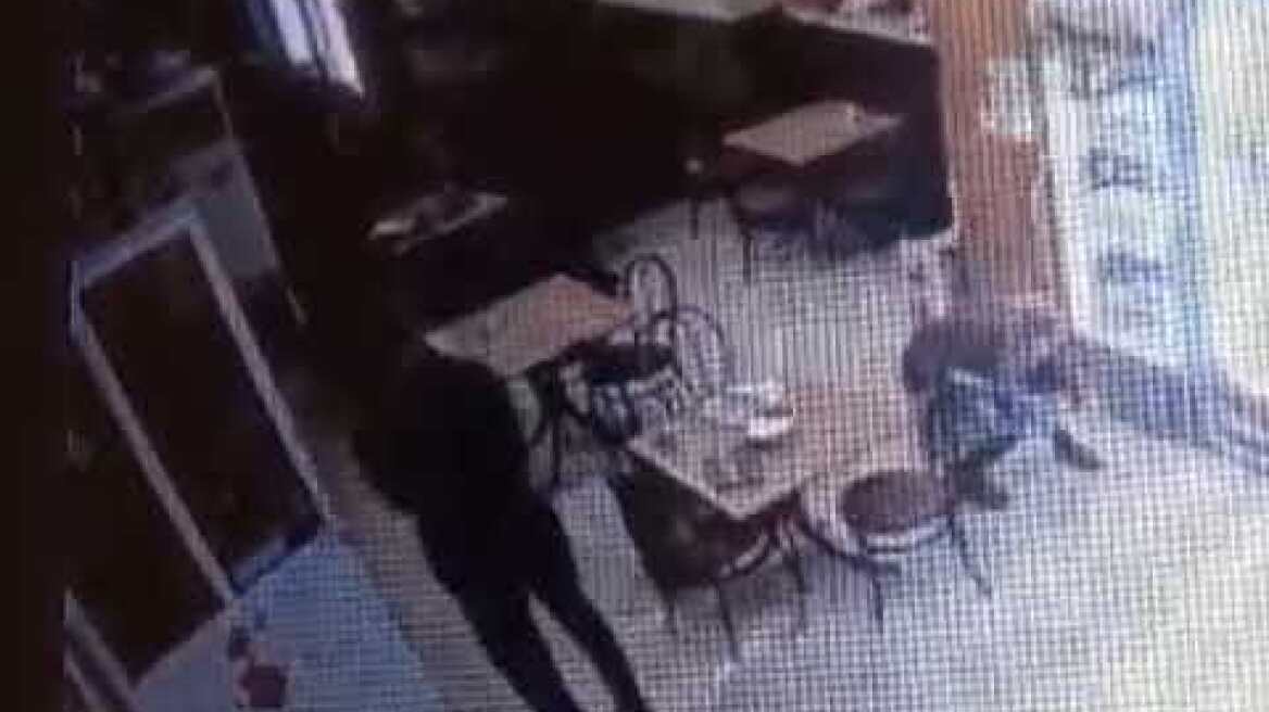 ΚΤΕΛ Κηφισού: Βίντεο - ντοκουμέντο από τη στιγμή που άνδρας πυροβολεί κατά ριπάς στον κόσμο