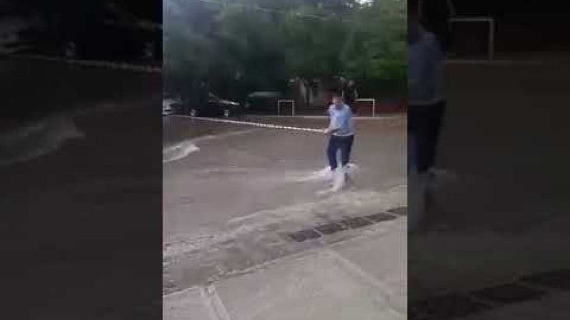 Πλημμύρες στην Αττική: Επιχειρήσεις απεγκλωβισμού οδηγών από αυτοκίνητα