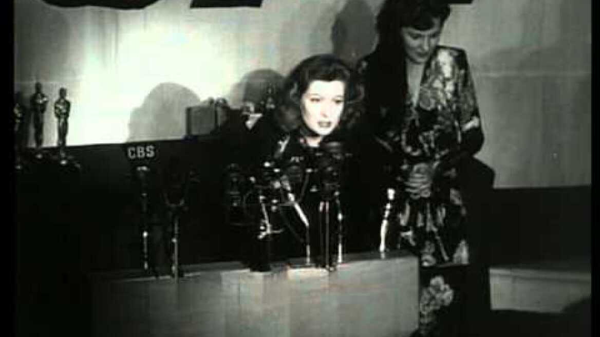 Greer Garson recieves the Oscar for Best-Actress at it's 15th Ceremony 1942.mpg