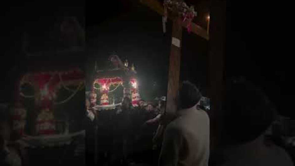 Ο Χάρης Βαρθακούρης σήκωσε τον Σταυρό στην περιφορά του Επιταφίου