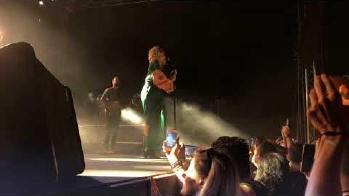 Η συγκίνησή της Άννας Βίσση κατά τη διάρκεια συναυλίας στο Μάτι