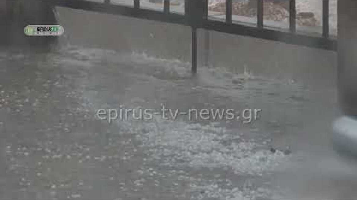 Ιωάννινα:Σφοδρή xαλαζόπτωση έπληξε το λεκανοπέδιο -διακόπηκε η κυκλοφορία στην Εγνατία Οδό