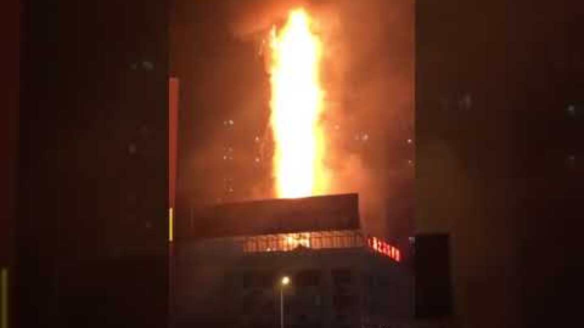 沈阳2栋高层建筑着火,大火烧到楼顶