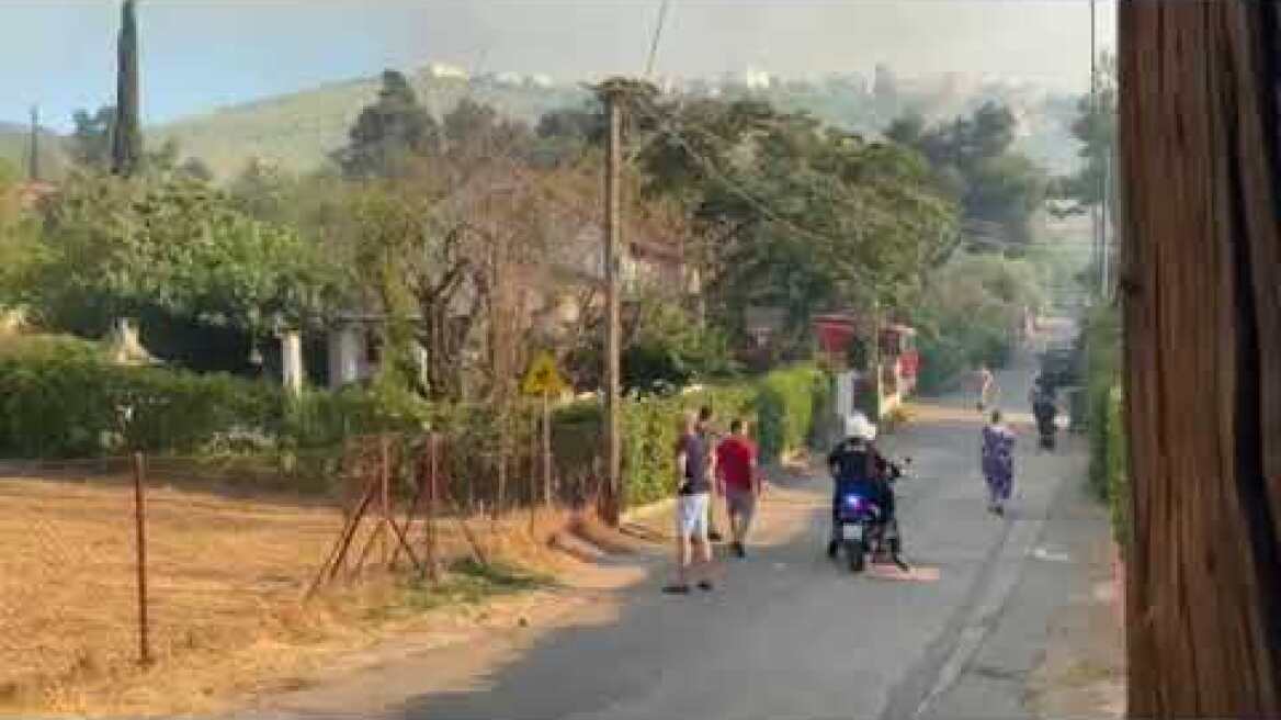 Αστυνομικοί ζητούν απο κατοίκους να εγκαταλείψουν