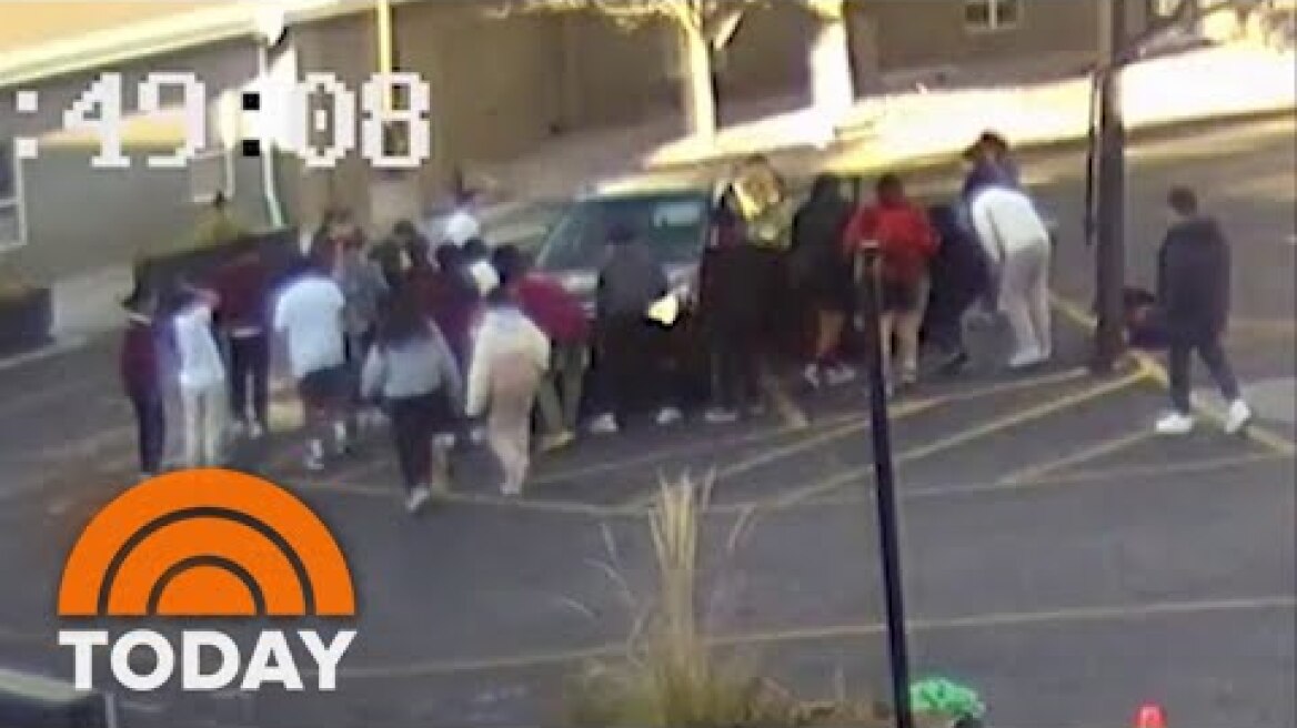 More than 20 high school students lift car to save mother and son