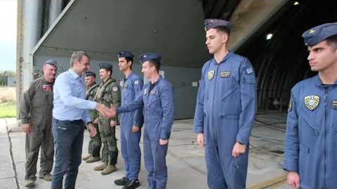 Μητσοτάκη στην 115 πτέρυγα μάχης στα Χανιά