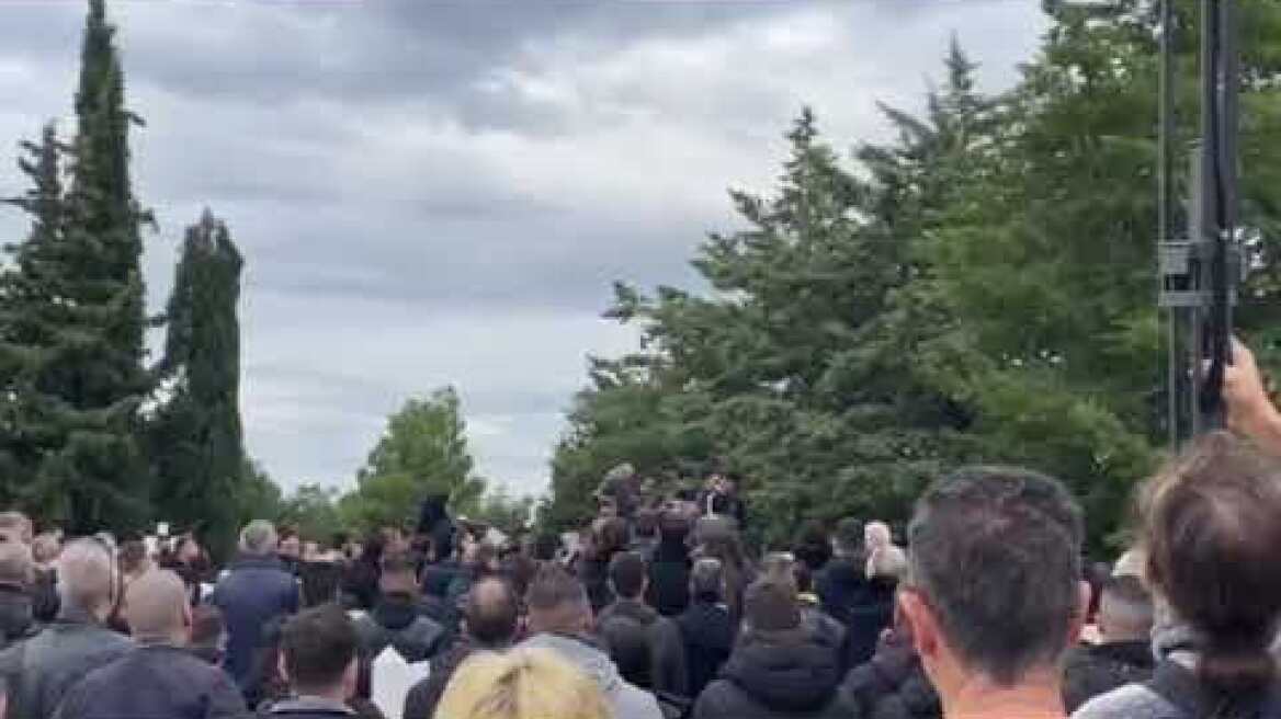 Οδύνη στο τελευταίο αντίο στον 29χρονο αστυνομικό που σκοτώθηκε σε καταδίωξη στον Ασπρόπυργο