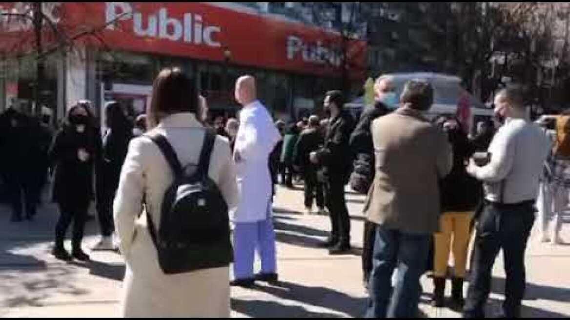 Στους δρόμους και τις πλατείες οι Λαρισαίοι μετά το σεισμό