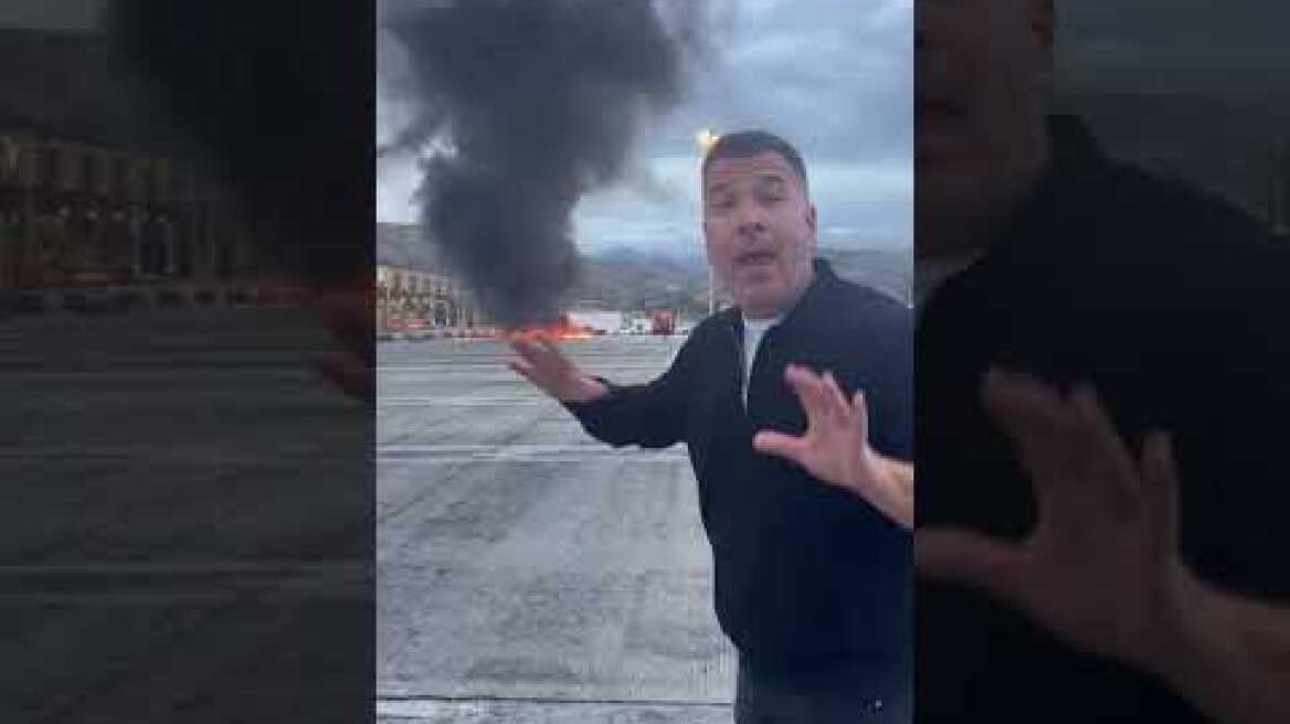 Στις φλόγες τυλίχτηκε αυτοκίνητο στα διόδια Αθηνών Κορίνθου, δείτε βίντεο