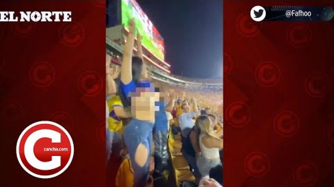 Aficionada de Tigres haciendo topless tras gol de Gignac en el Universitario