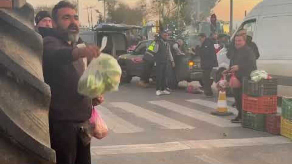 Αγρότες μοιράζουν τρόφιμα