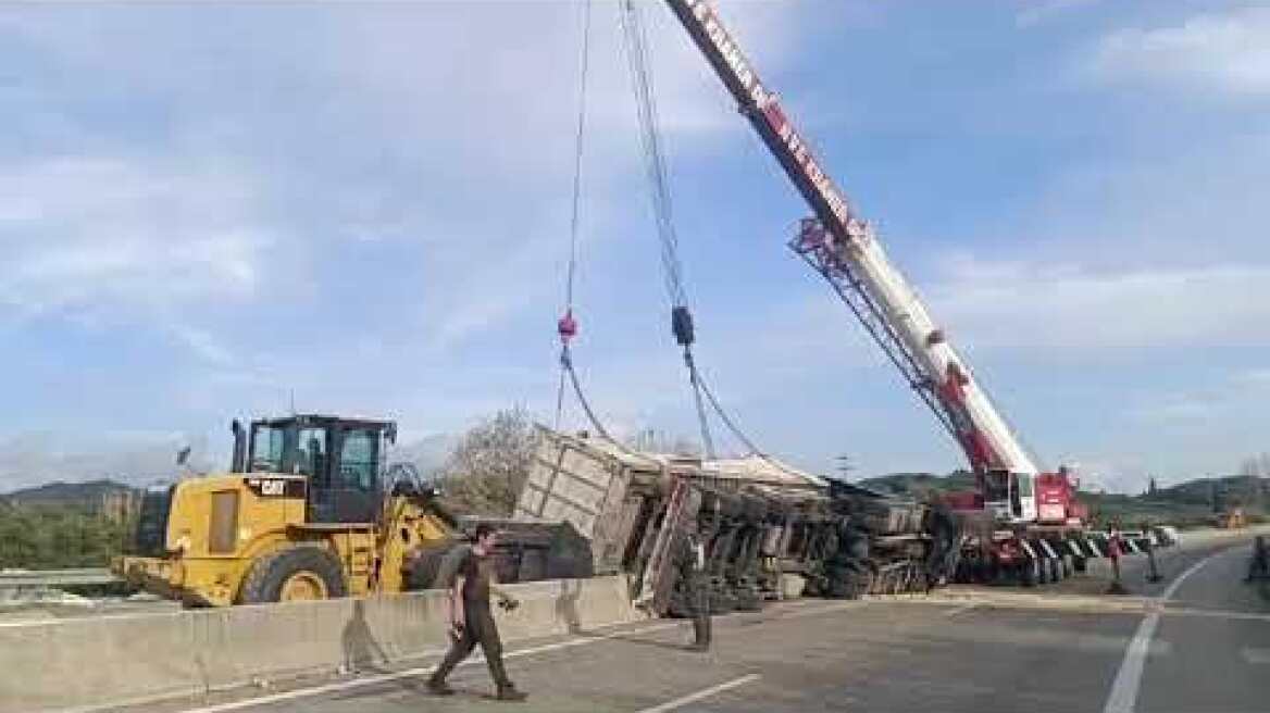 Εκτροπή νταλίκας στο Αντίρριο Αιτωλοακαρνανίας