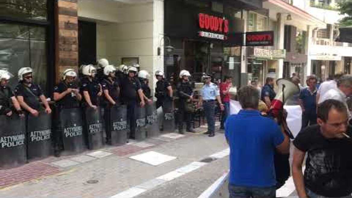 Διαμαρτυρία για τον πλειστηριασμό πρώτης κατοικίας στη Λάρισα