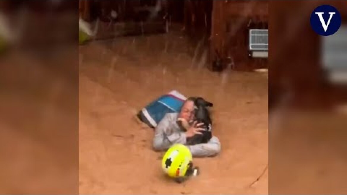 Rescatan a una mujer con sus mascotas de su casa en Utiel inundada por la dana