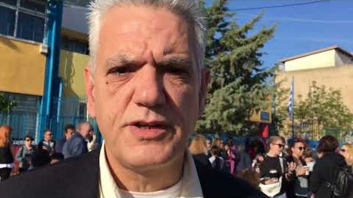 Γονείς στο Μενίδι διαμαρτύρονται για τις αδέσποτες σφαίρες έξω από το σχολείο των παιδιών τους (2)