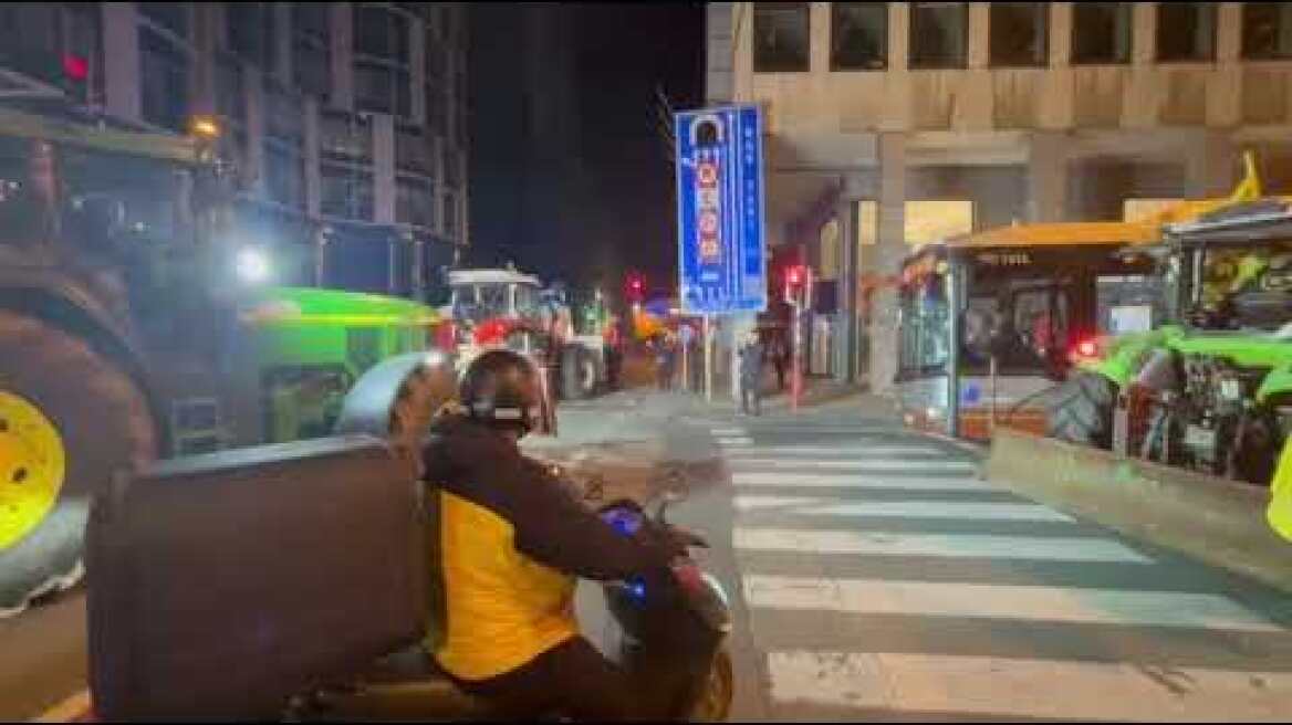 Νυχτερινό μπλόκο αγροτών στις Βρυξέλλες