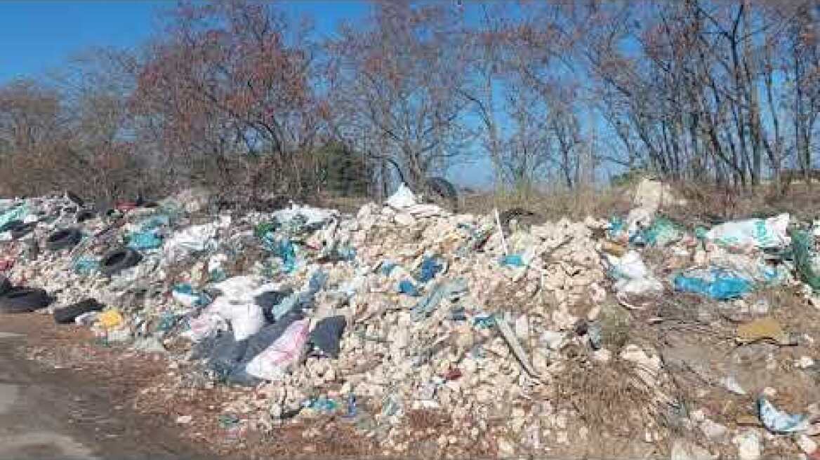 Ανεξέλεγκτη η απόθεση  υλικών από ανακαινίσεις σπιτιών και λάστιχα αυτοκινήτων