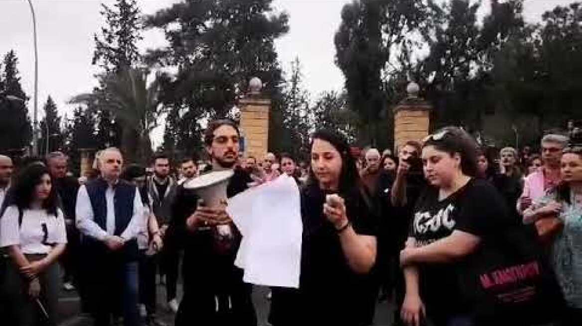 32 γυναίκες, 7 θύματα - Eνός λεπτού σιγή για τις γυναίκες που χάθηκαν