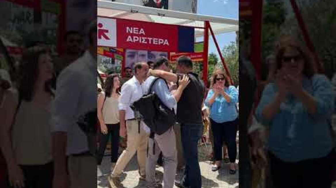 Νέα Αριστερά:  Ο Χαρίτσης σε εκλογικό περίπτερο