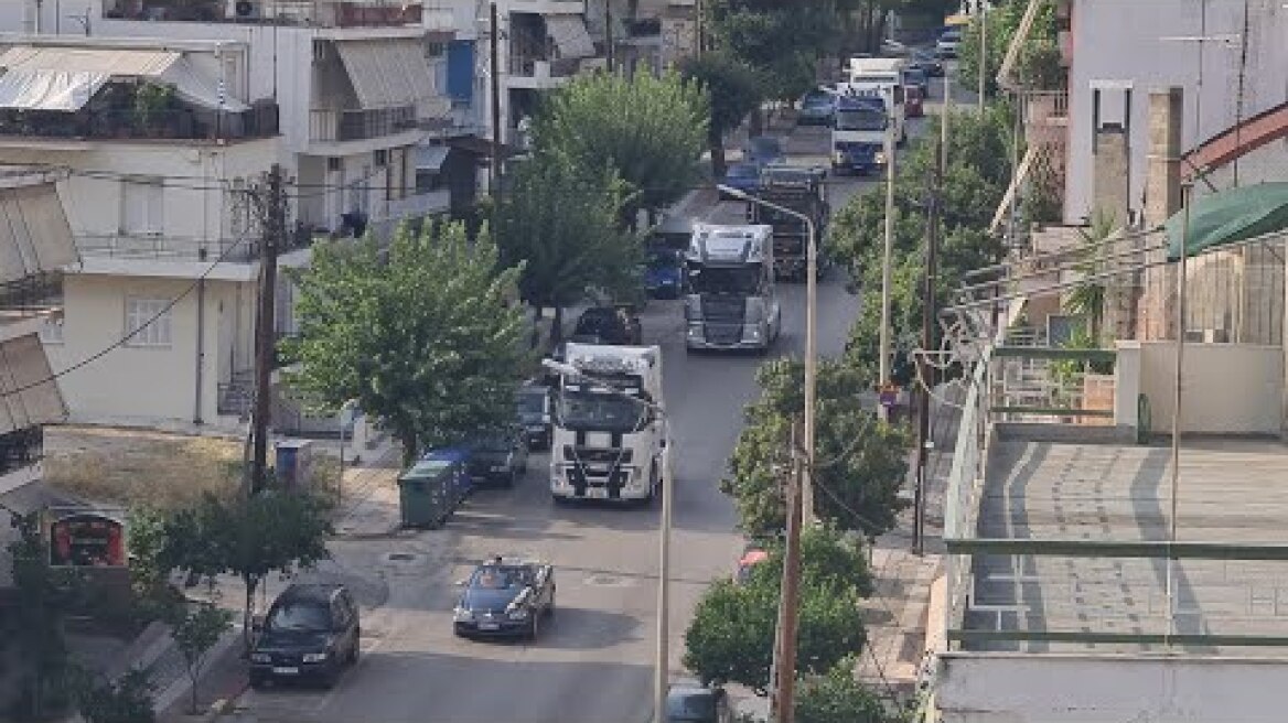 LamiaReport.gr: Γάμος με νταλίκες στη Λαμία