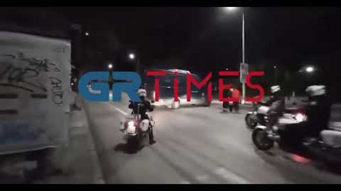 Θεσσαλονίκη: Προσαγωγή υπόπτων έξω από τη Φιλοσοφική Σχολή(2)