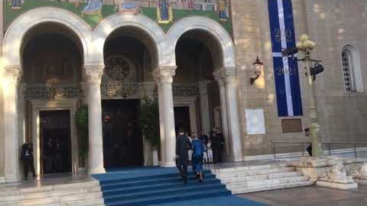 Εφτασε ο γαμπρός συνοδευόμενος από την Άννα Μαρία τη μητέρα του