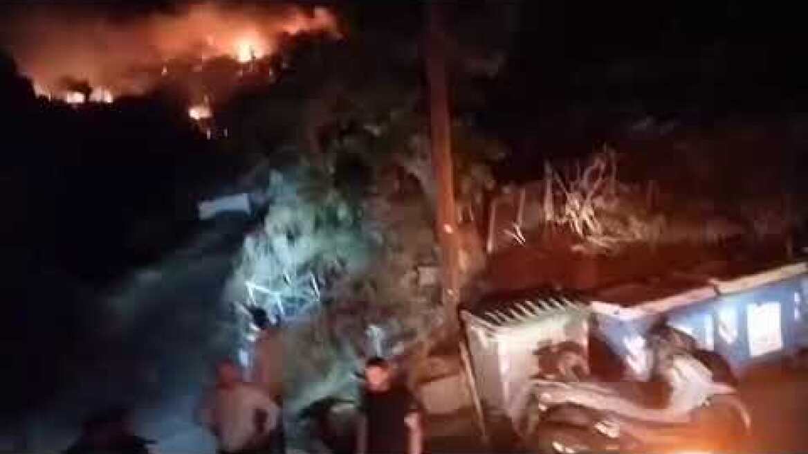 Δύσκολη νύχτα στη Χίο: Κοντά σε σπίτια οι φλόγες
