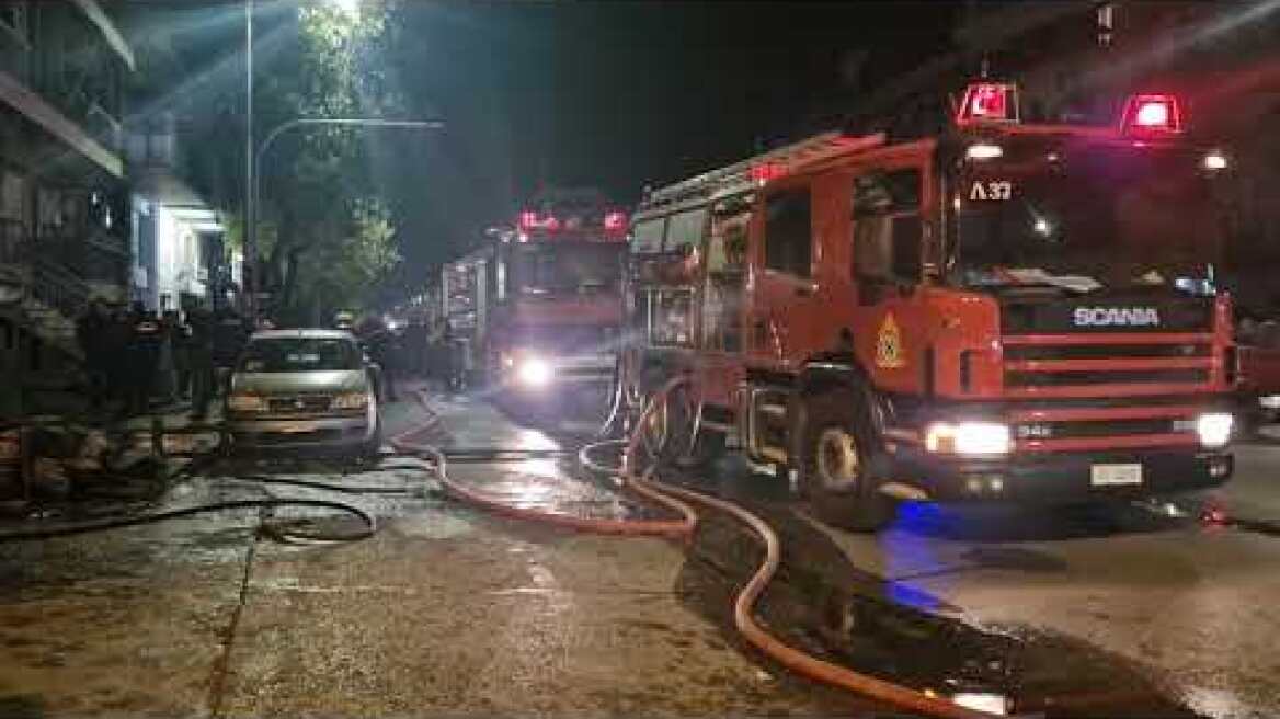 Στις φλόγες κατάστημα με χαλιά στη Θεσσαλονίκη (2)