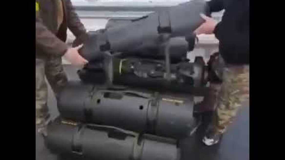 Με Ι.Χ. μεταφέρουν οι Ουκρανοί στο πεδίο των μαχών πανάκριβα βρετανικά αντιαρματικά όπλα