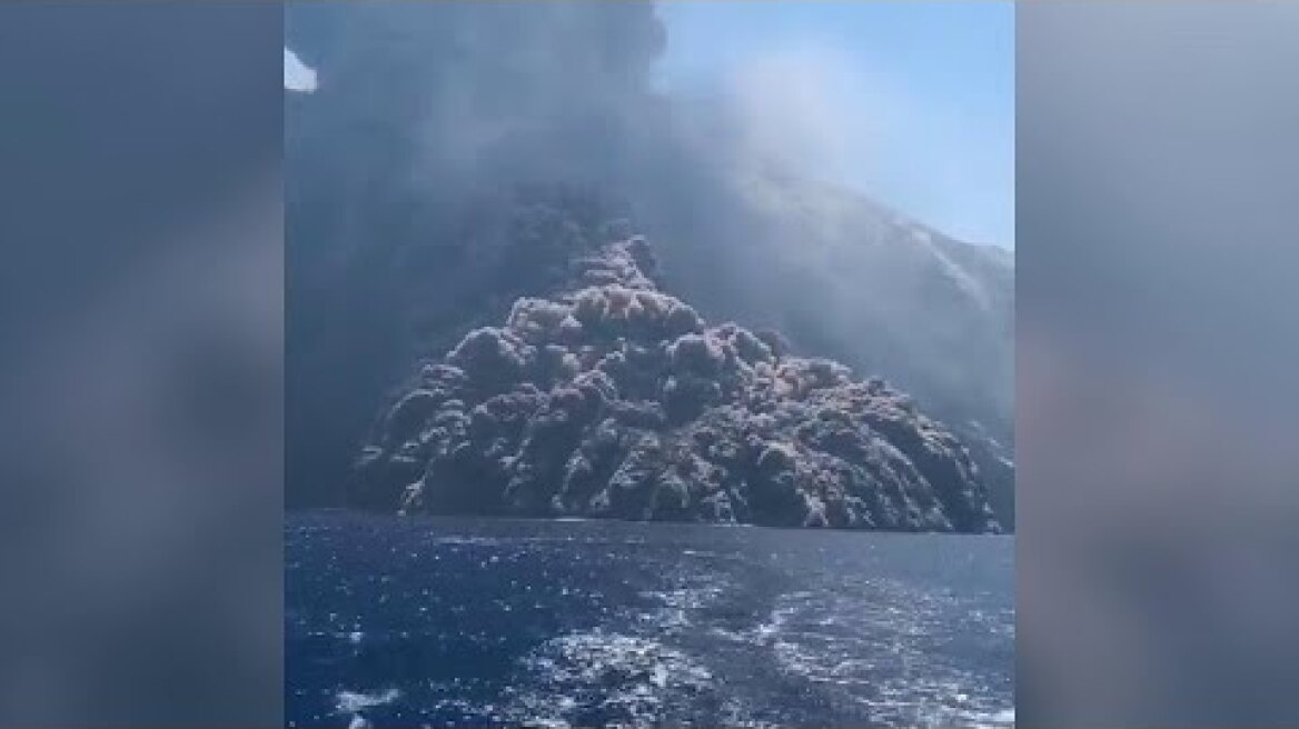 Nuova eruzione Stromboli, l'enorme nube nera avanza sul mare: la fuga della barca