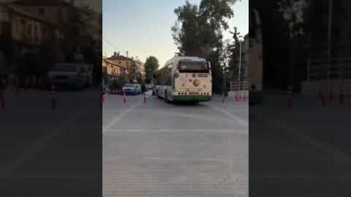 Λεωφορείο γκρεμίζει τα κολωνάκια μπροστά στην OPAP Arena