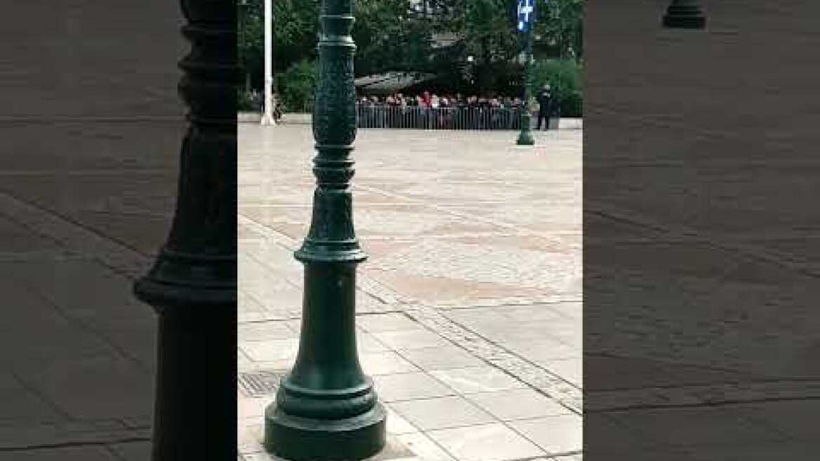 ΓΡΑΦΕΙ ΙΣΤΟΡΙΑ…!! Πάνω από 2.000 λαού στην ουρά για το ΑΞΙΟΝ ΕΣΤΙ ! Εικόνες πριν λίγο !!!