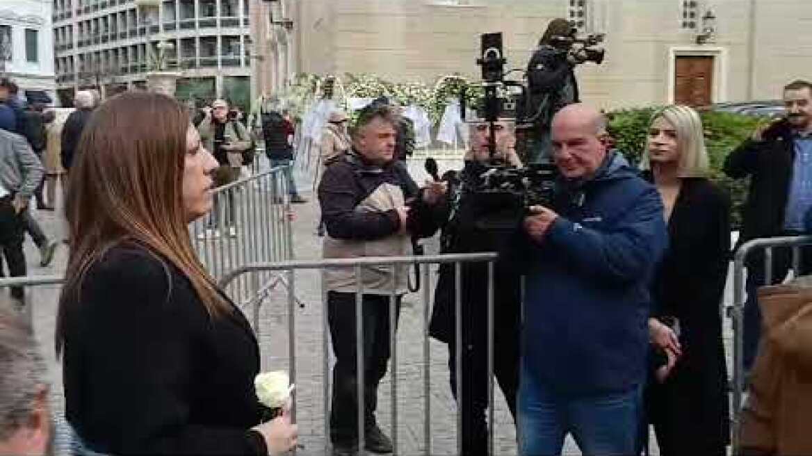 Η Ζωή Κωνσταντοπούλου στο λαϊκό προσκύνημα για τον Μίμη Δομάζο