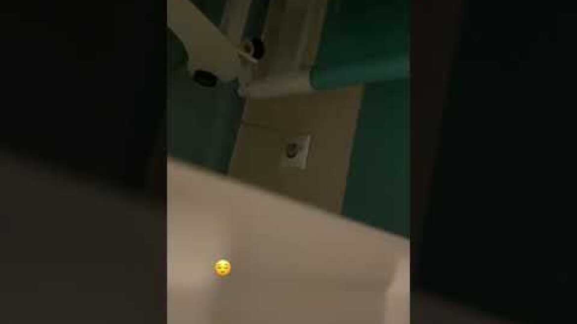 Η Ελένη Χατζίδου νανουρίζει την κόρη της στο νοσοκομείο