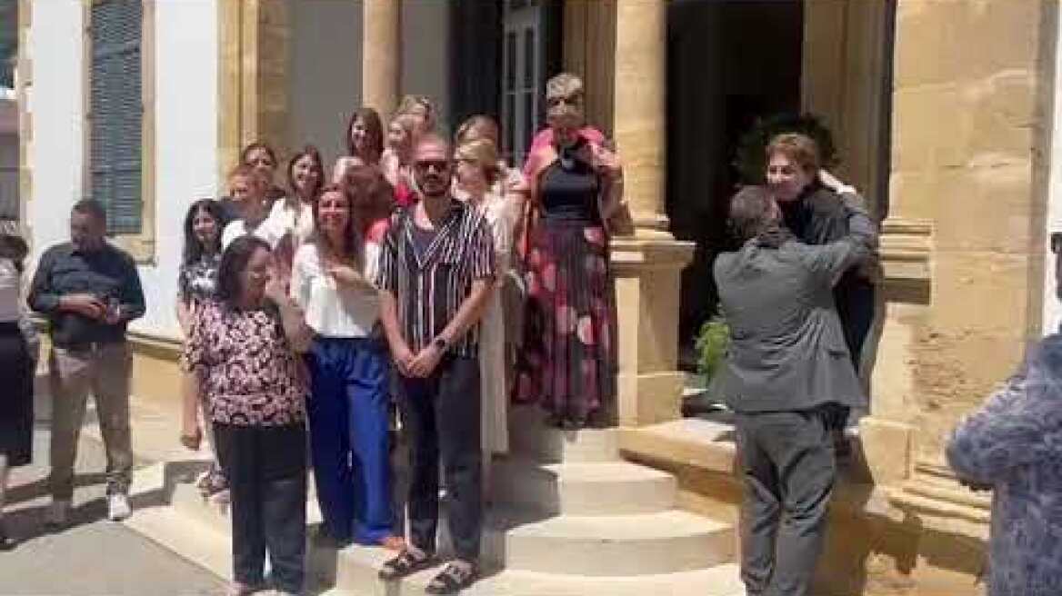 Με αγκαλιές και χειροκροτήματα αποχαιρέτησαν τον Χατζηγιάννη από το Υφυπουργείο