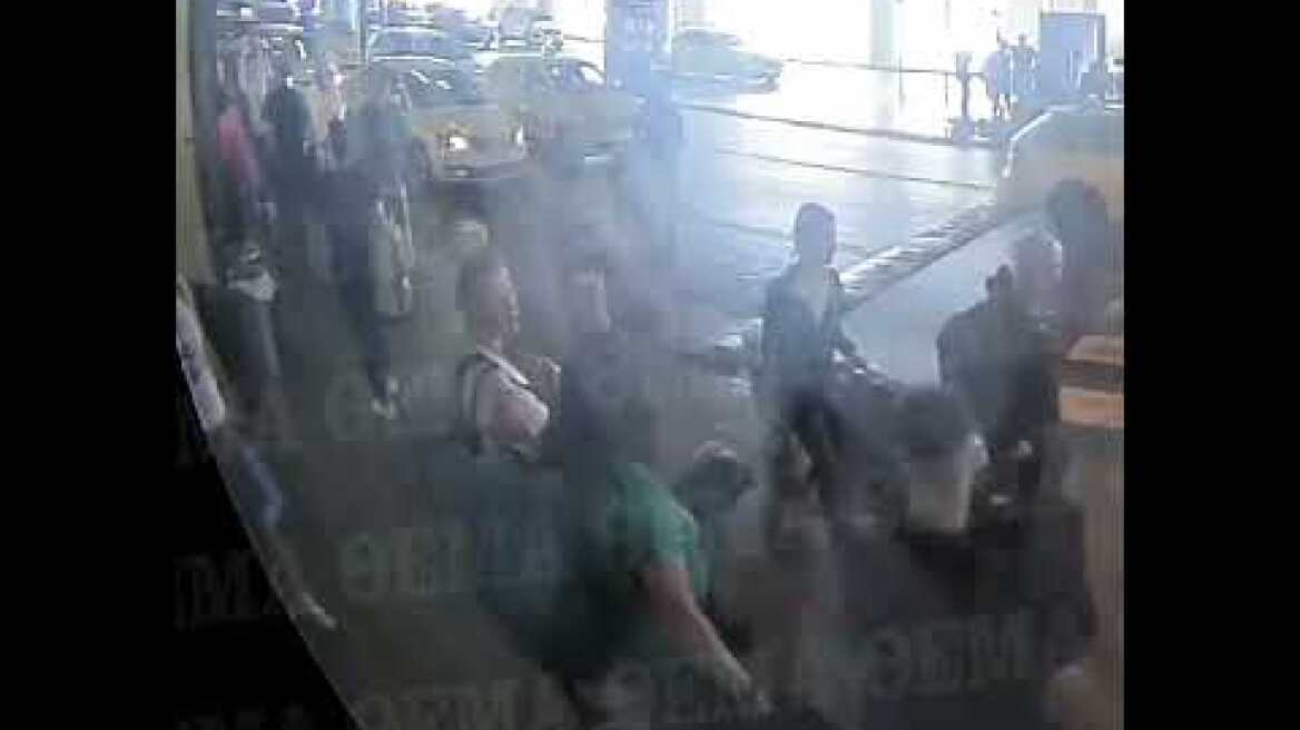 «Ελ. Βενιζέλος»: Βίντεο από τη στιγμή που ο 71χρονος πορτοφολάς αρπάζει κινητό από τσάντα γυναίκας