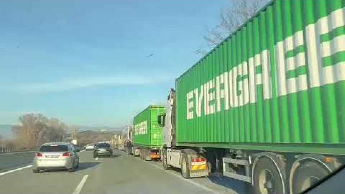 Ουρές χιλιομέτρων με αυτοκίνητα σε Λάρισα και Ριτσώνα (5)