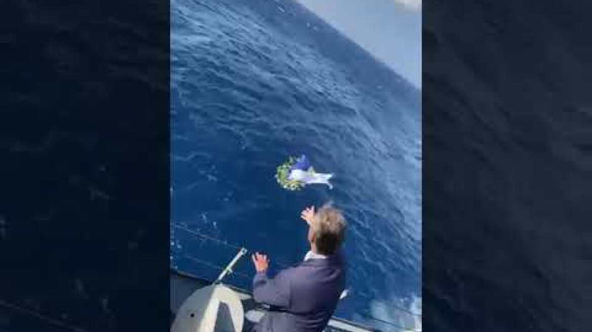 Ο Κυριάκος Μητσοτάκης πετάει στεφάνι στη θάλασσα