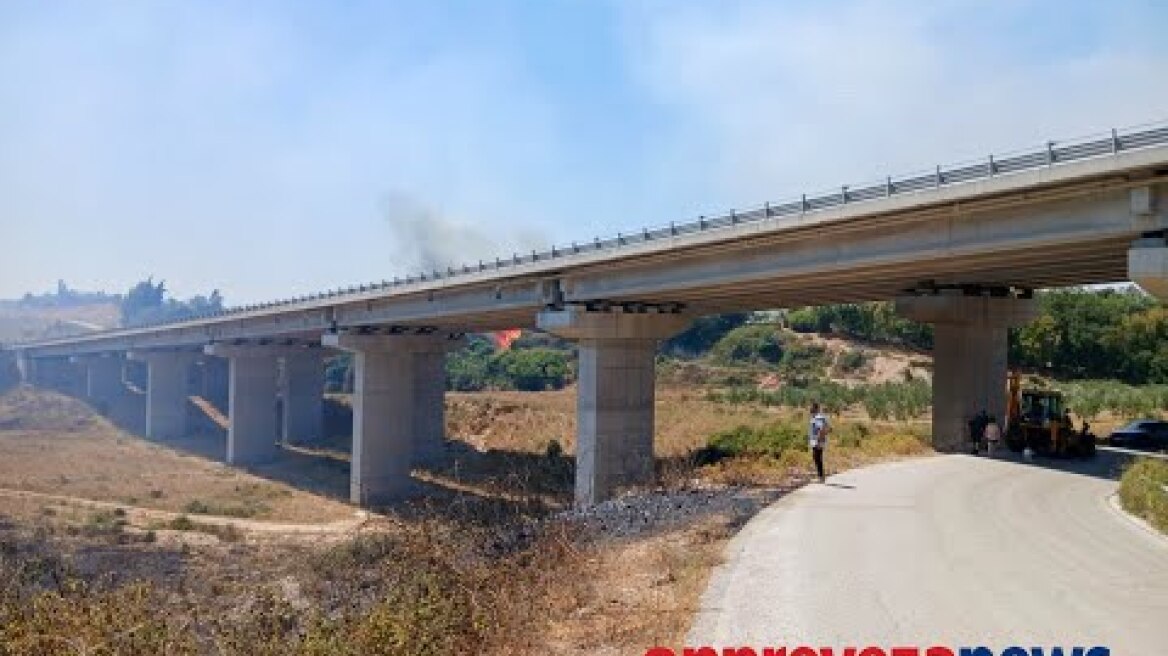 Πύρινη κόλαση στον Γυμνότοπο – Εκκενώθηκε το χωριό, η φωτιά φτάνει στην Ιόνια Οδό