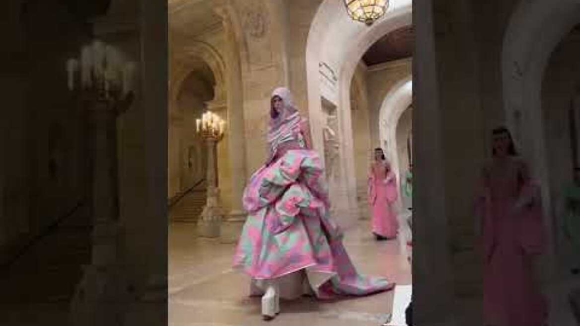 Bella and Gigi Hadid at the Marc Jacobs show. #fashion