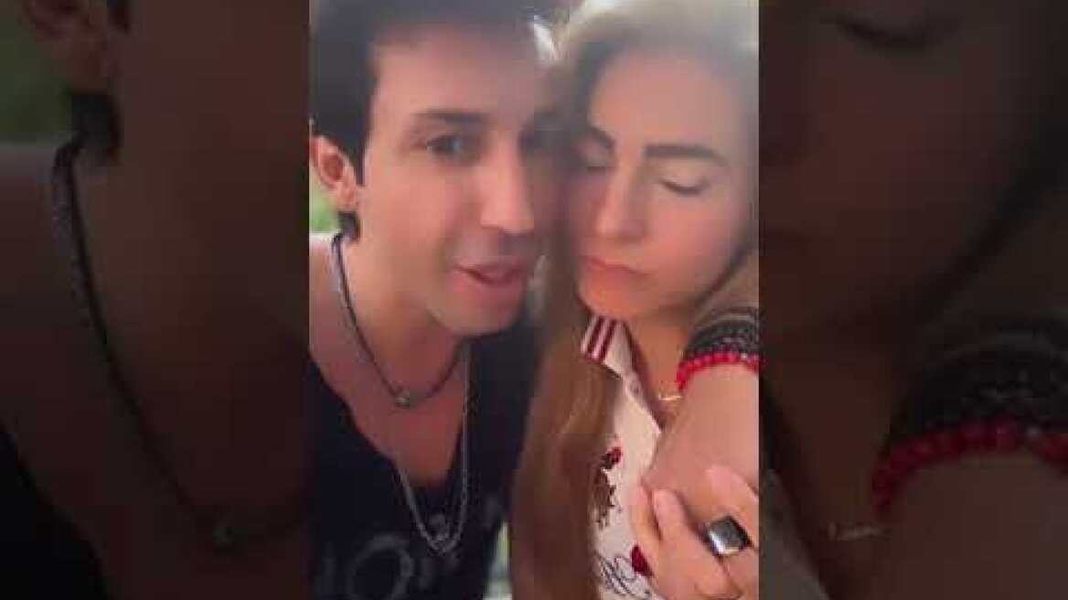 Τα καυτά φιλιά του Κωνσταντίνου Εμμανουήλ με την σύντροφό του