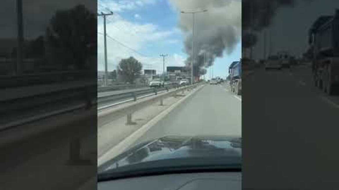 Φωτιά σε επαγγελματικό χώρο στο Κορωπί (1)