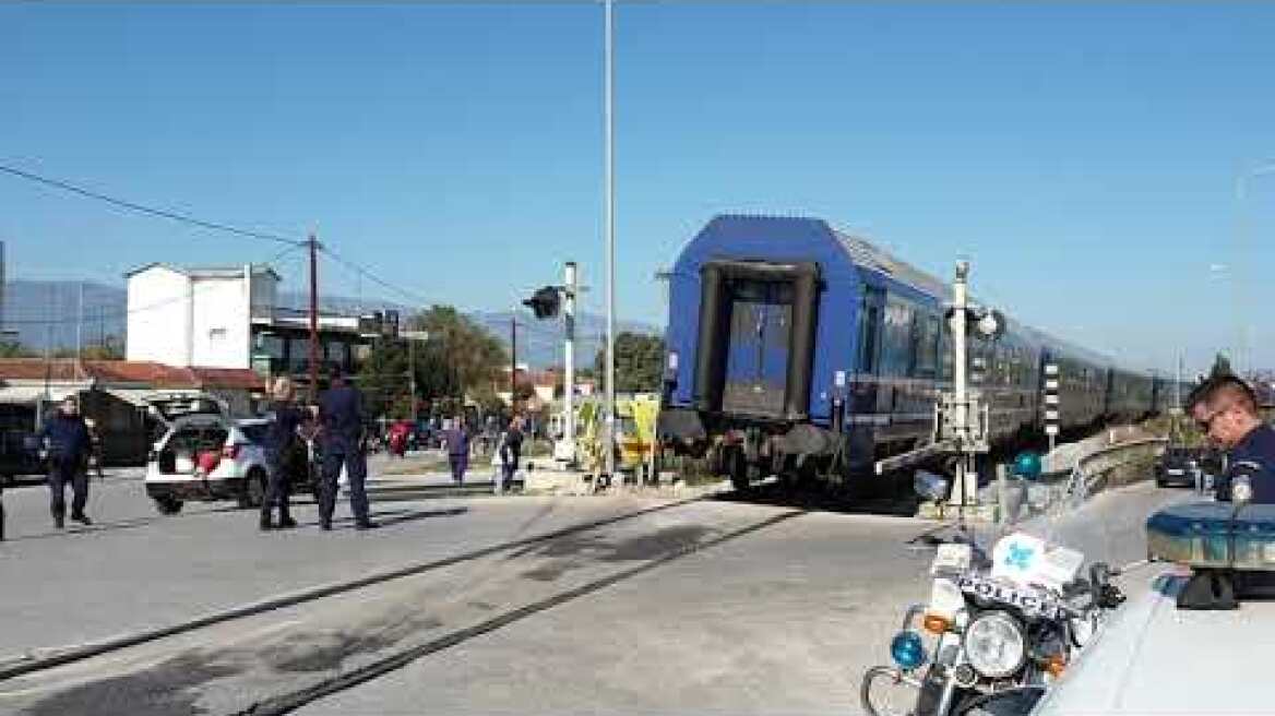 Τρένο παρέσυρε όχημα στα Τρίκαλα