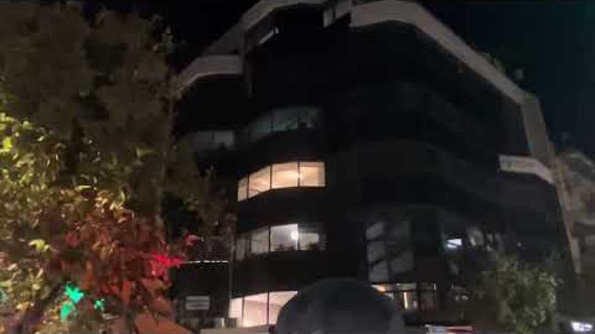 Άνδρας απειλεί να πέσει από όροφο κτηρίου στο κέντρο της Λάρισας